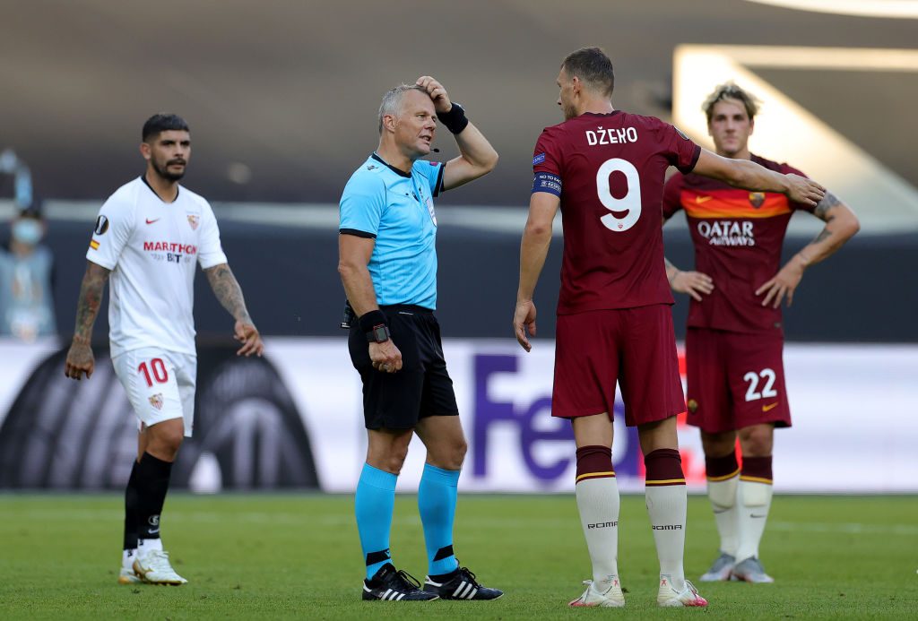 dzeko kuipers Sevilla FC v AS Roma - UEFA Europa League Round of 16