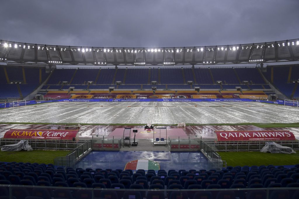 Serie A, Roma-Juventus: teloni sul terreno di gioco a causa delle forti piogge