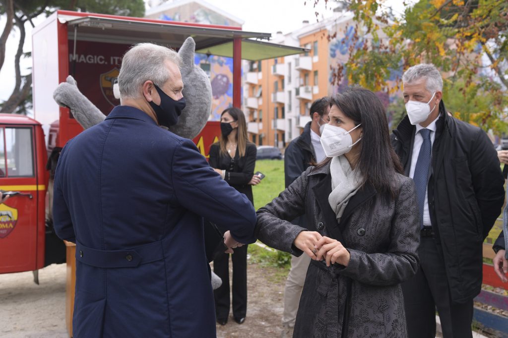AS Roma, Virginia Raggi e il CEO Guido Fienga consegnano mascherine presso una scuola della Capitale