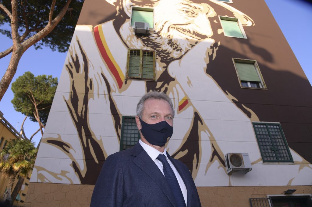 Fienga Murale in ricordo di Gigi Proietti al Tufello, il quartiere dove è cresciuto il grande attoreMurale in ricordo di Gigi Proietti al Tufello, il quartiere dove è cresciuto il grande attore