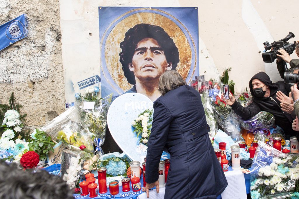 AS Roma, l'omaggio di Bruno Conti a Diego Armando Maradona a Napoli