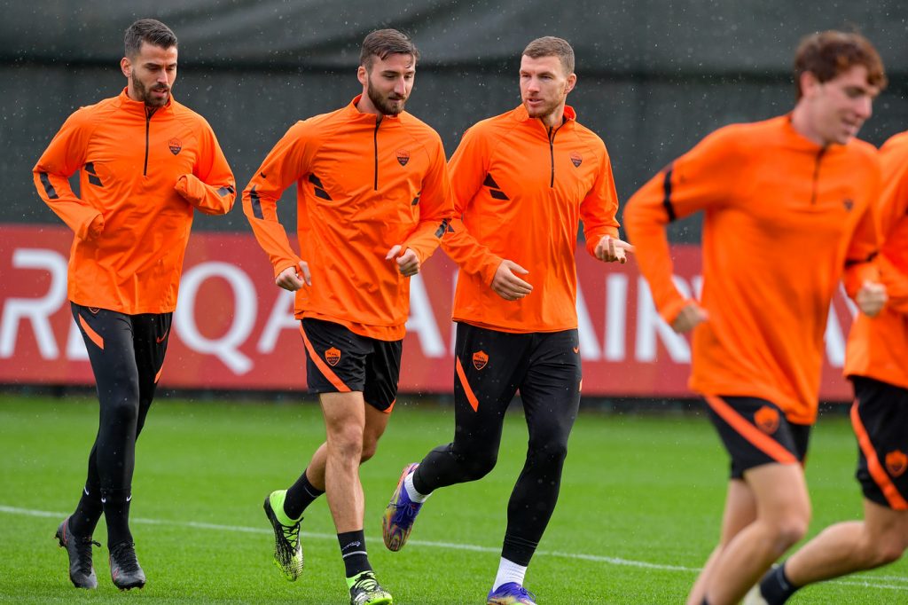 Dzeko Cristante Spinazzola Calafiori Europa League, l'AS Roma in allenamento a Trigoria prima della partenza per Sofia Europa League, l'AS Roma in allenamento a Trigoria prima della partenza per Sofia