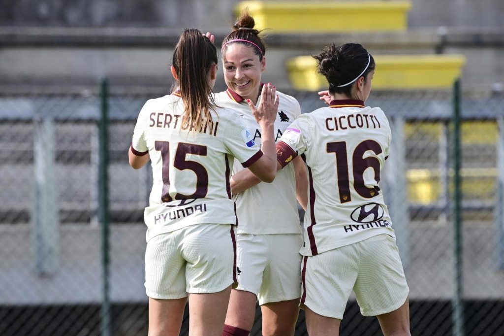 roma-san-marino-serturini-gol-esultanza-ciccotti-bernauer-abbraccio