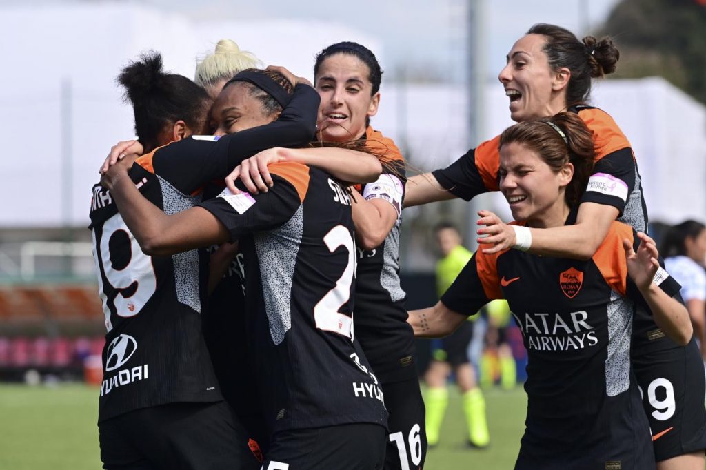 roma-femminile-inter-esultanza-gol-abbraccio-serturini