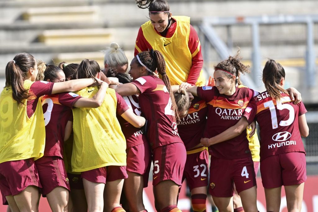 coppa-italia-femminile-roma-juventus-esultanza-squadra