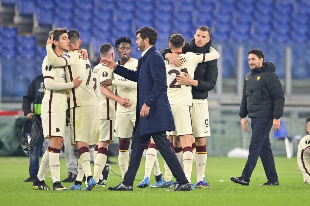 roma-ajax-abbraccio-fine-partita