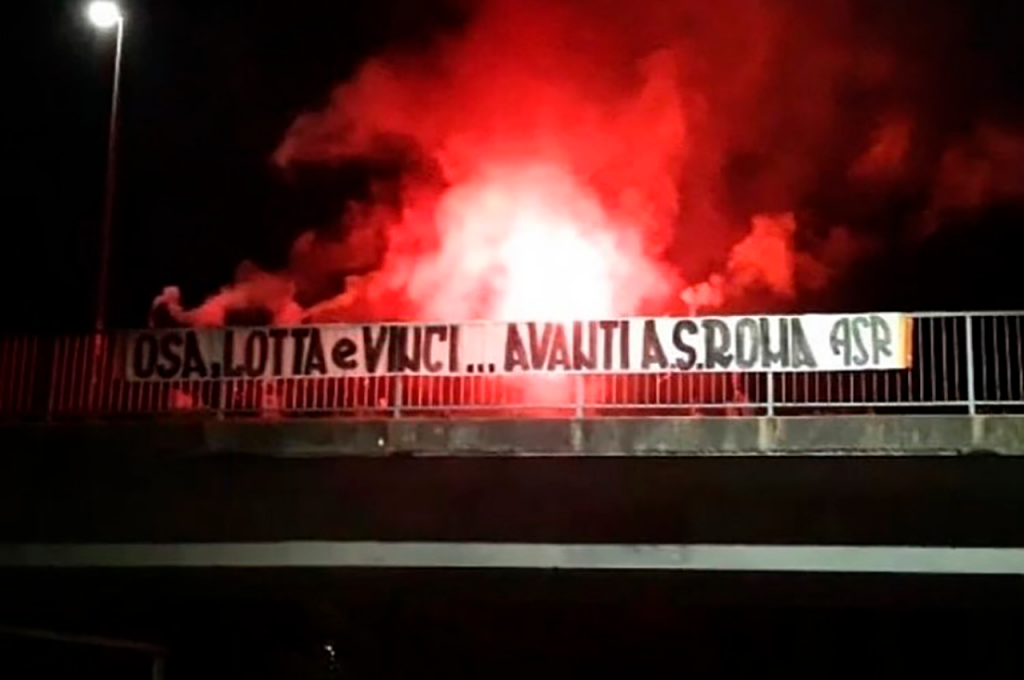 striscione tifosi manchester united roma