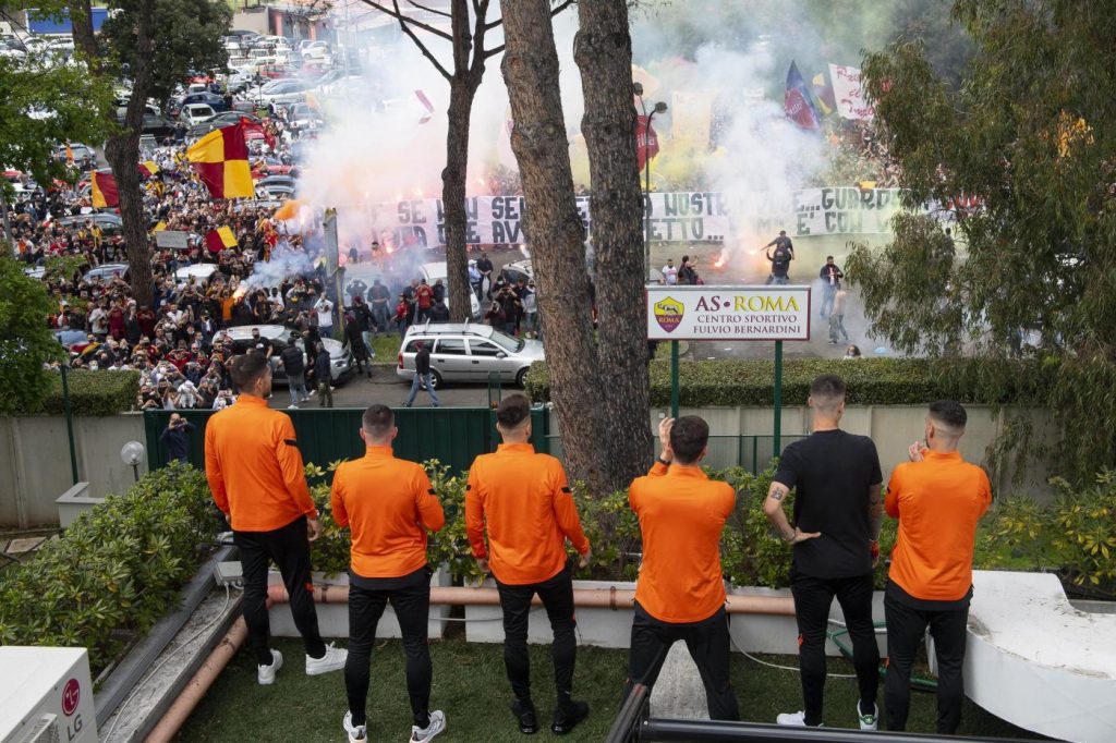 Tifosi trigoria Pellegrini veretout El Shaarawy mancini Spinazzola Cristante Manchester United-Roma