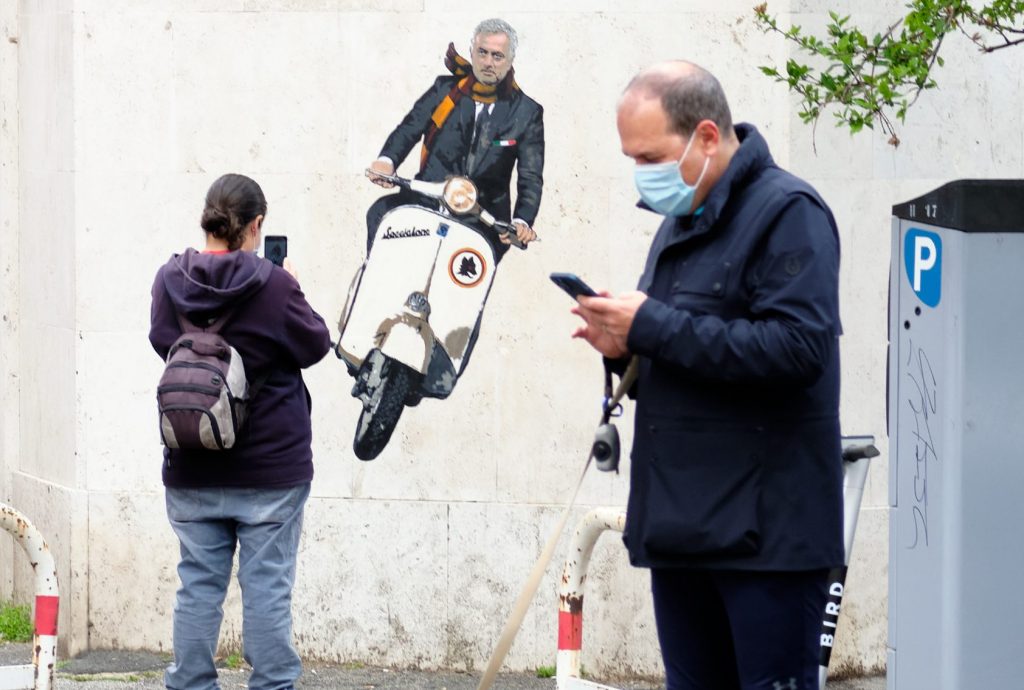 Mourinho a Roma con la vespa: le immagini del il murale a Testaccio