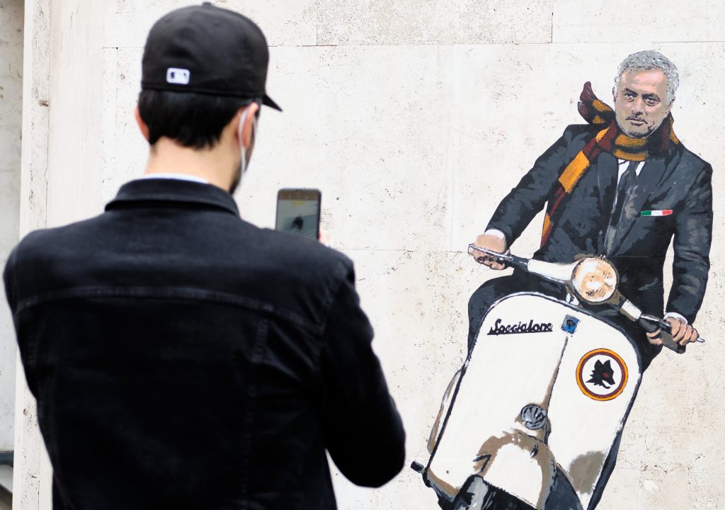 Mourinho a Roma con la vespa: le immagini del il murale a Testaccio