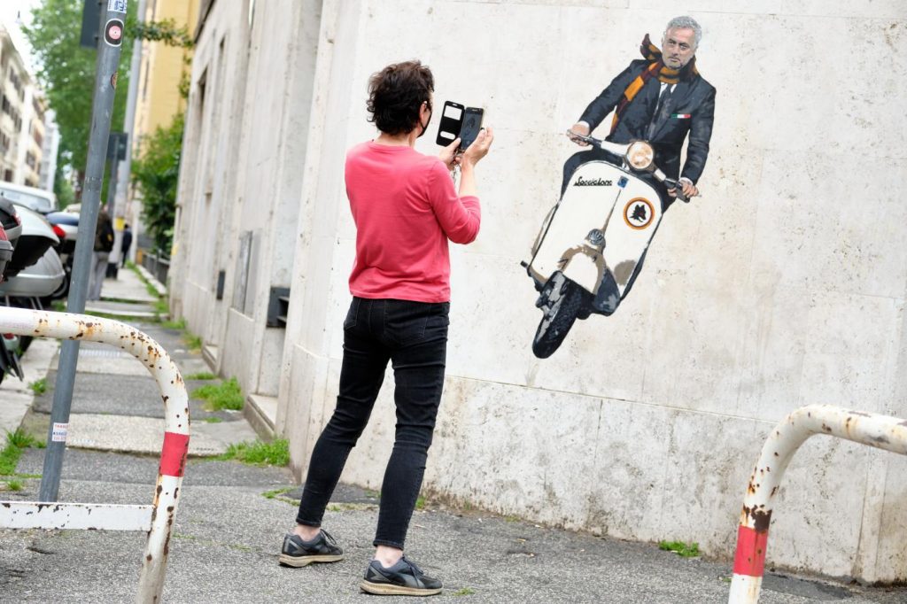 Mourinho a Roma con la vespa: le immagini del il murale a Testaccio