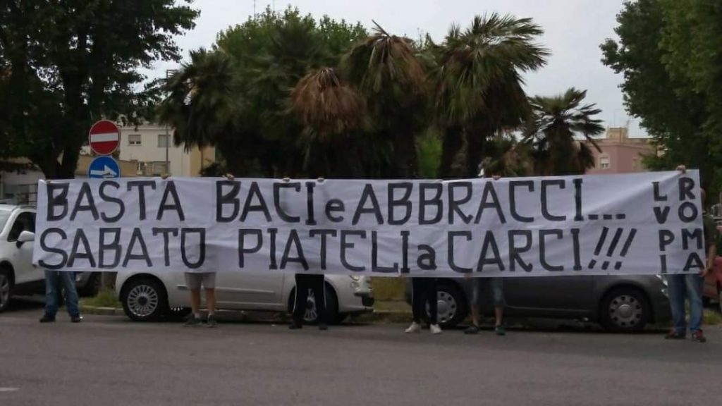 striscione derby roma