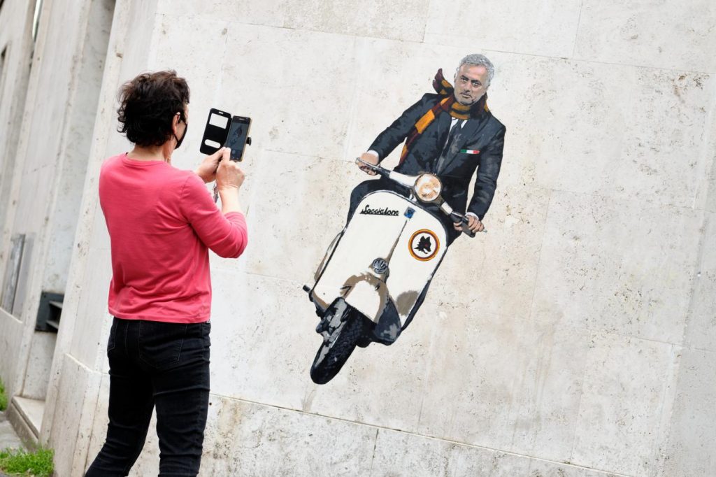 Mourinho a Roma con la vespa: le immagini del il murale a Testaccio