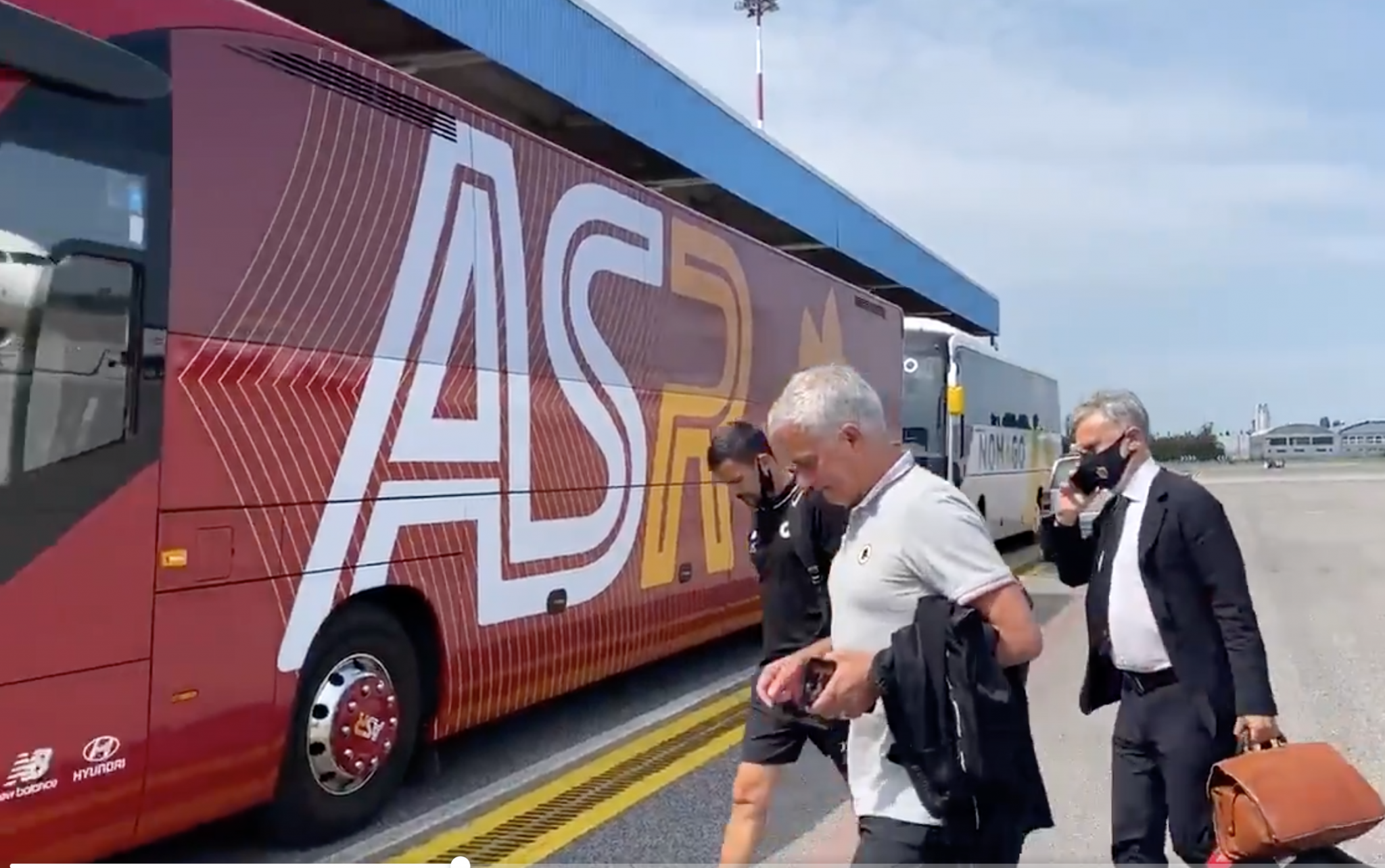 La Roma è arrivata a Trieste: ad attenderla il nuovo pullman - VIDEO ...