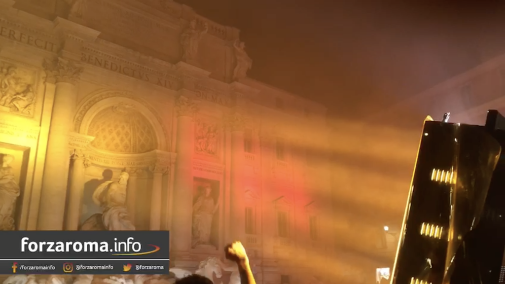 I tifosi della Roma festeggiano a Fontana di Trevi