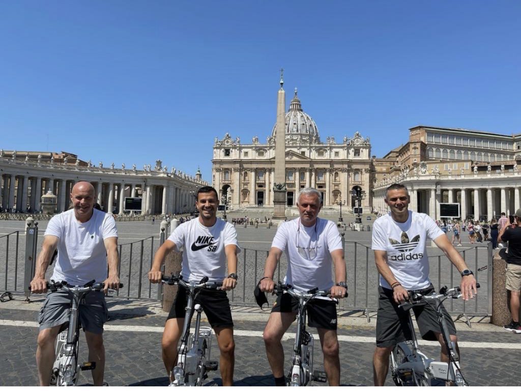 Mourinho staff bicicletta roma