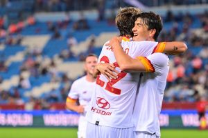 gol shomurodov abbraccio zaniolo Trabzonspor v AS Roma - UEFA Conference League: Play-Offs Leg One