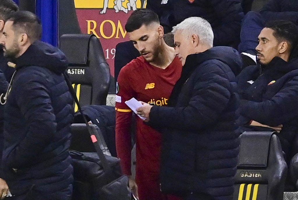 Josè Mourinho Lorenzo PellegriniVitesse v AS Roma: Round of 16 Leg One - UEFA Europa Conference League