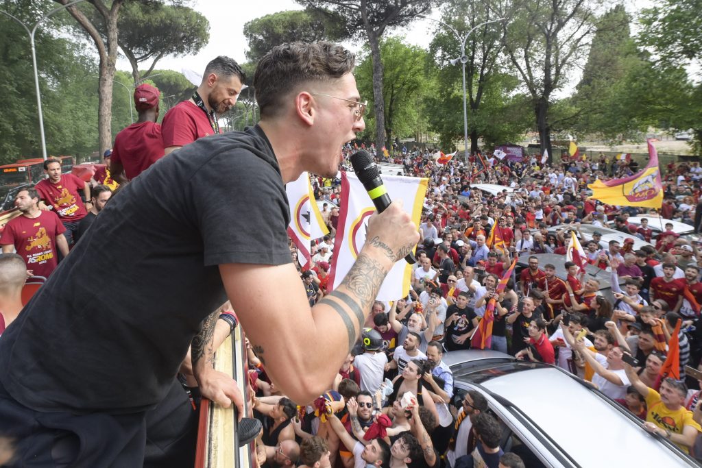 zaniolo AS Roma UEFA Conference League Victory Parade