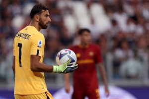 Rui Patricio of As Roma  looks on during the Serie A match