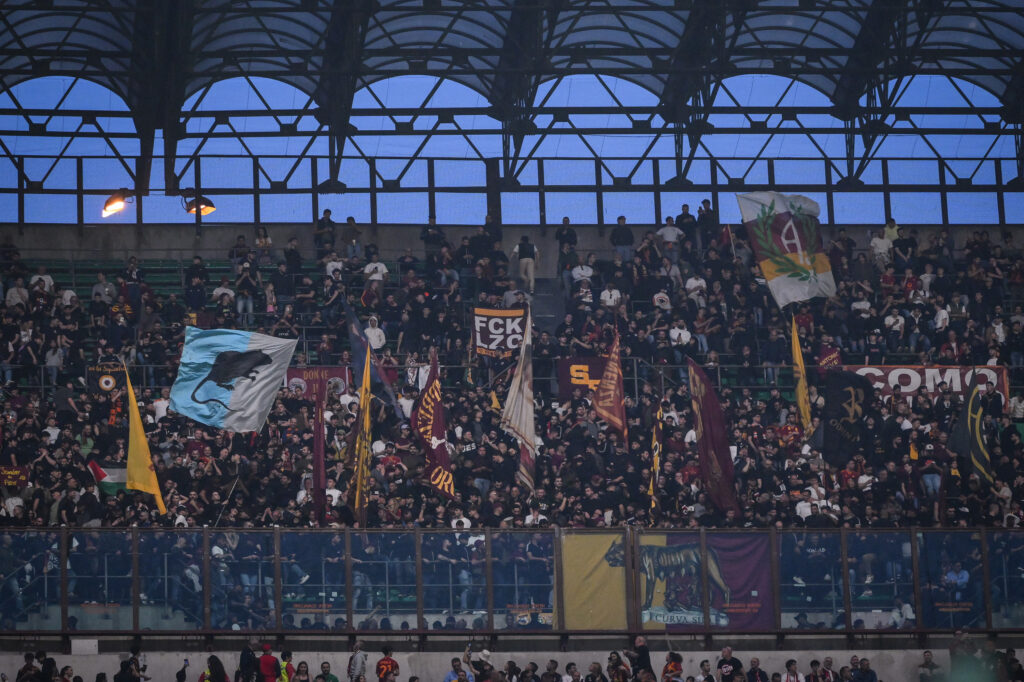 Tifosi bandiera topo AC Milan v AS Roma: Quarter-Final First Leg - UEFA Europa League 2023/24