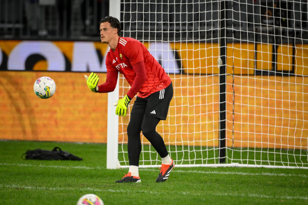 Svilar AC Milan v AS Roma