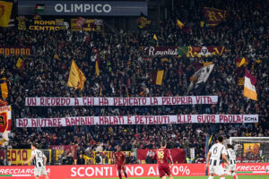 Striscione suor paola Roma Juve