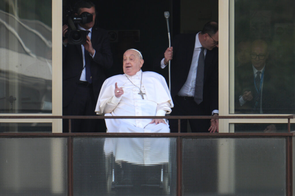 Papa Francesco Pope Francis Appears To Crowds For First Time After Prolonged Hospital Stay