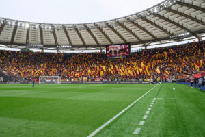 curva sud roma Fiorentina bandiere