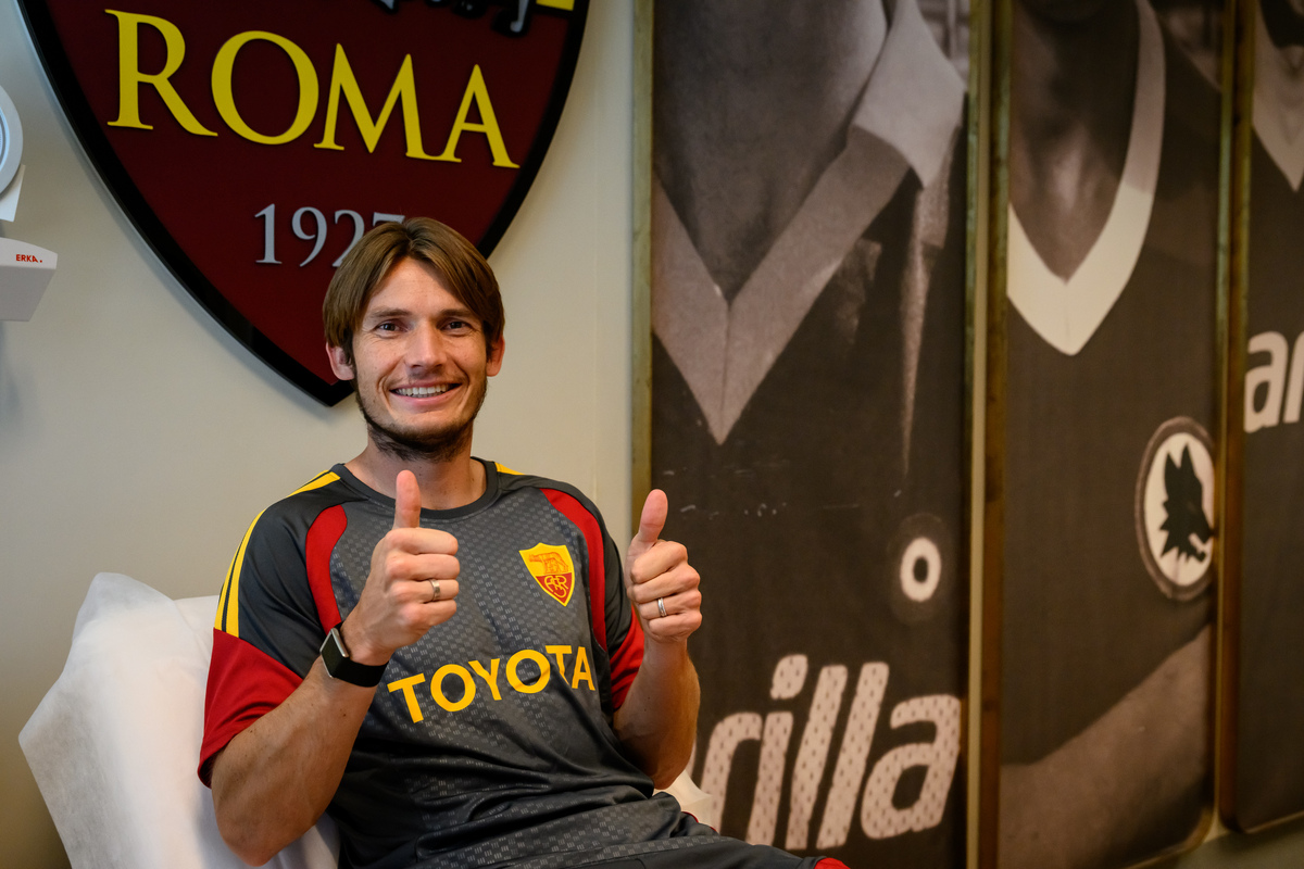 AS Roma Unveil New Signing Marten De Roon