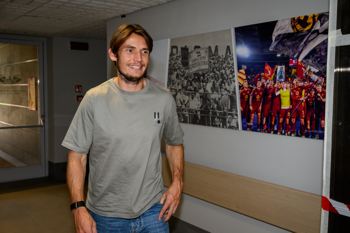 AS Roma Unveil New Signing Marten De Roon
