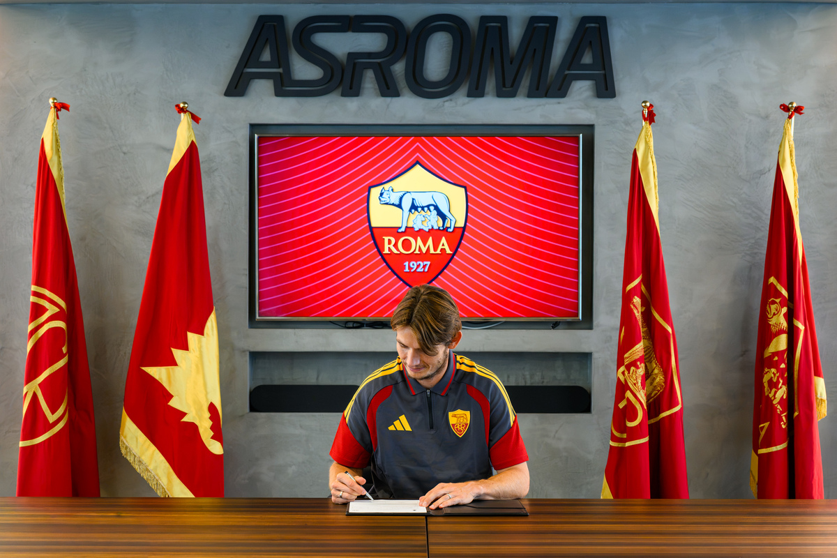AS Roma Unveil New Signing Marten De Roon