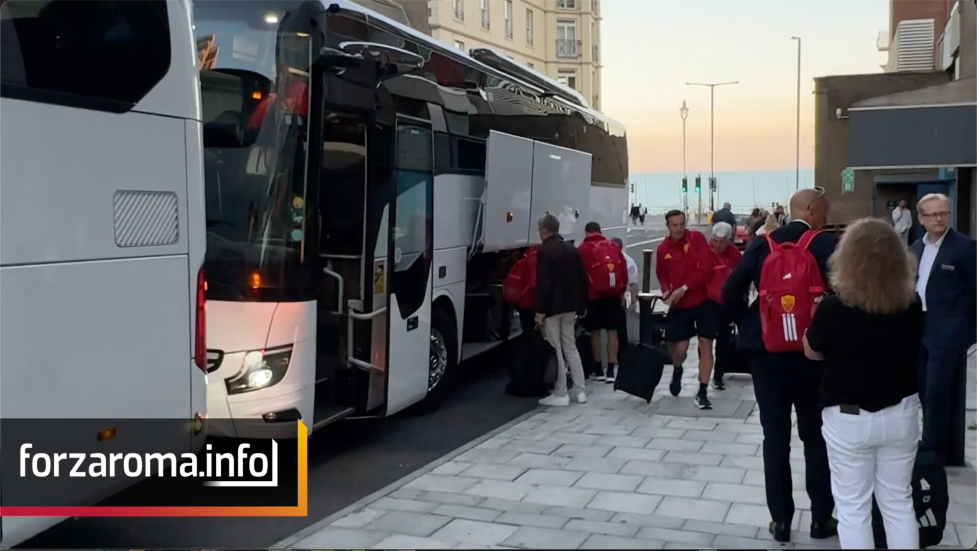 La Roma saluta il Galles: ecco l'arrivo a Brighton. Presente il Ceo Galantic