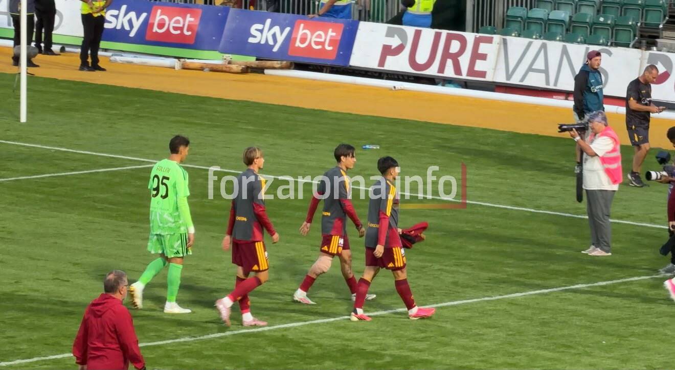 Botta per Dybala: Evans lo colpisce, la Joya esce dal campo col ghiaccio sul ginocchio