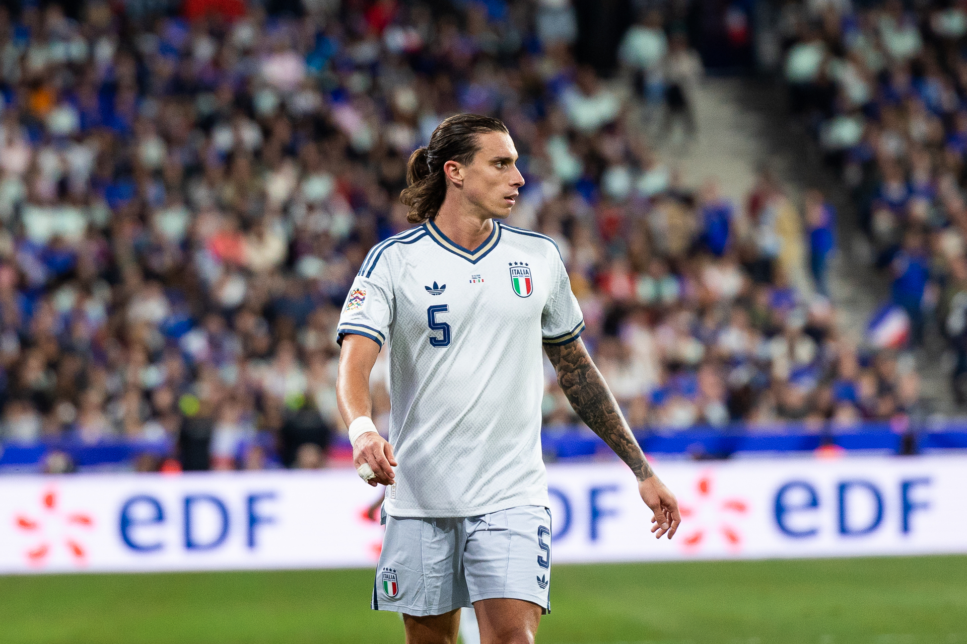 calafiori e la maglia al bambino anche io facevo il matto per osvaldo o lamela da Forzaroma.info calafiori e la maglia al bambino anche io facevo il matto per osvaldo o lamela