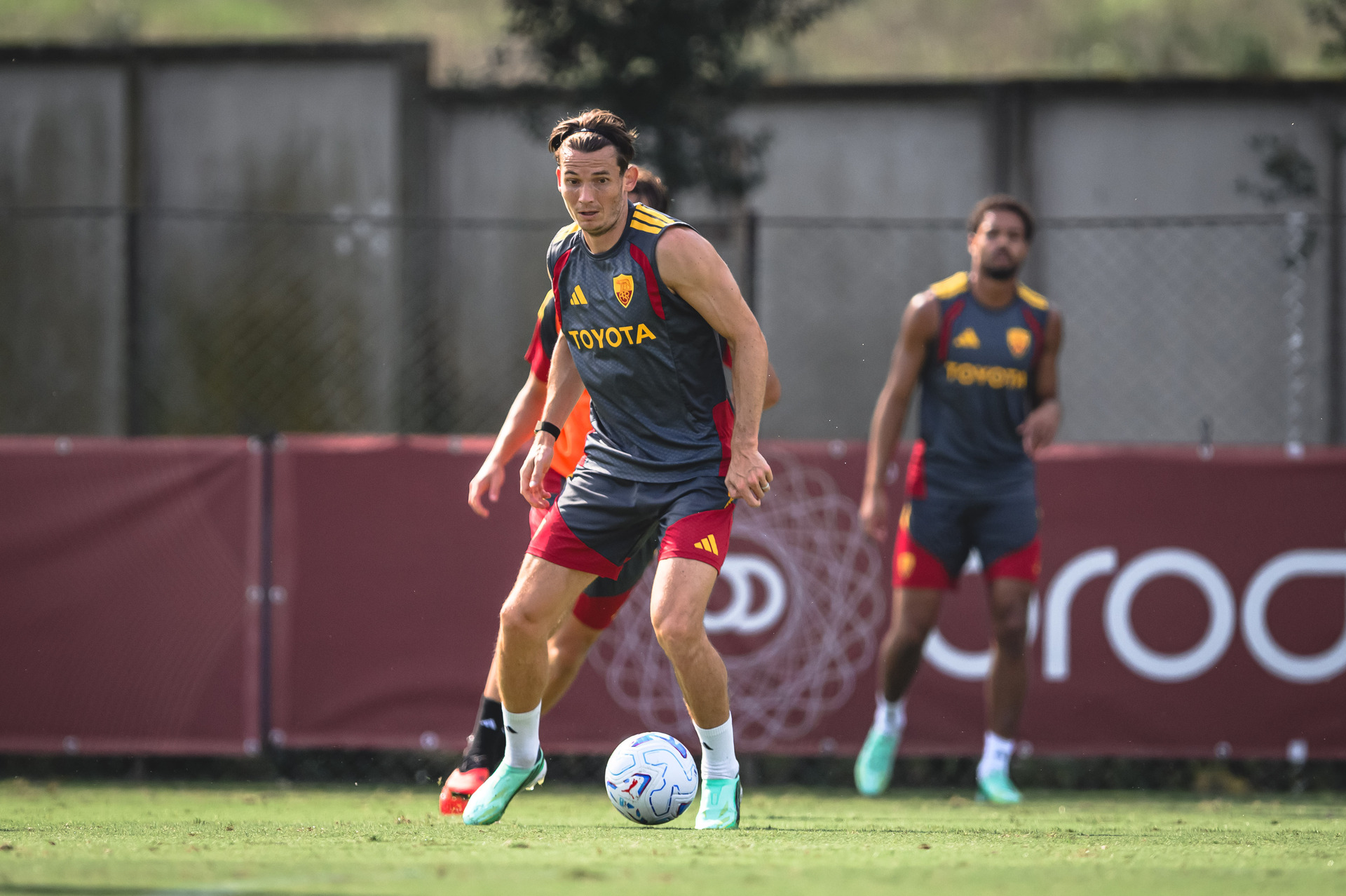 de roon punta como e real mi sto abituando alla vita di roma da Forzaroma.info de roon punta como e real mi sto abituando alla vita di roma