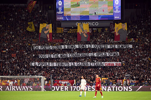 Striscione Mou Roma Real