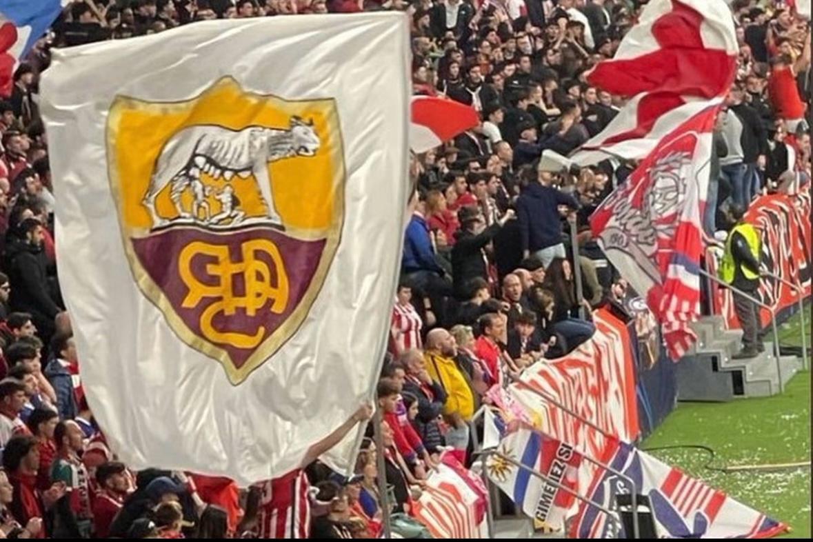 L'Atletico Madrid fa il tifo per la Roma: maxi bandiera giallorossa nel ...