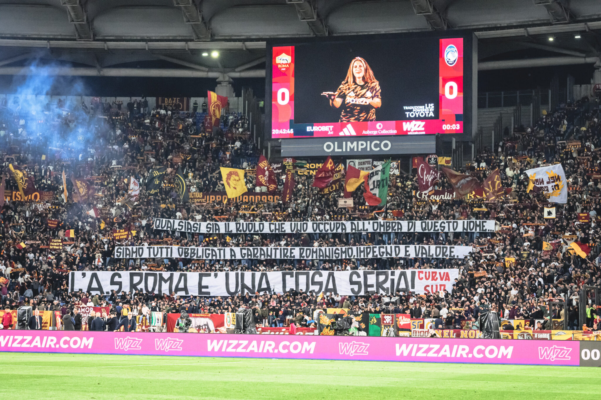 Lo striscione della Sud: “Garantite impegno e valore. La Roma è una cosa seria”